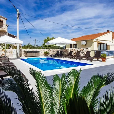 Guest house Cortes 4*
